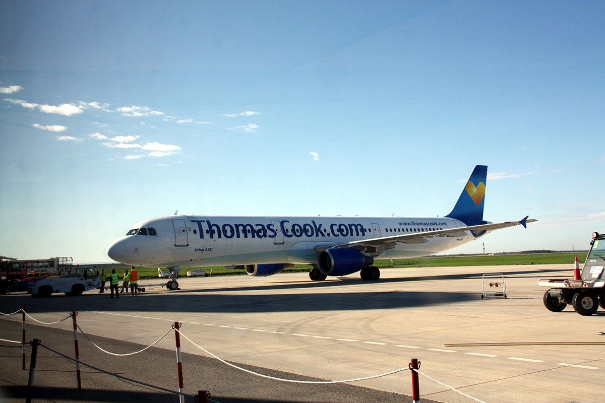 L'últim avió de la temporada de Thomas Cook, just abans d'enlairar-se de Lleida-Alguaire