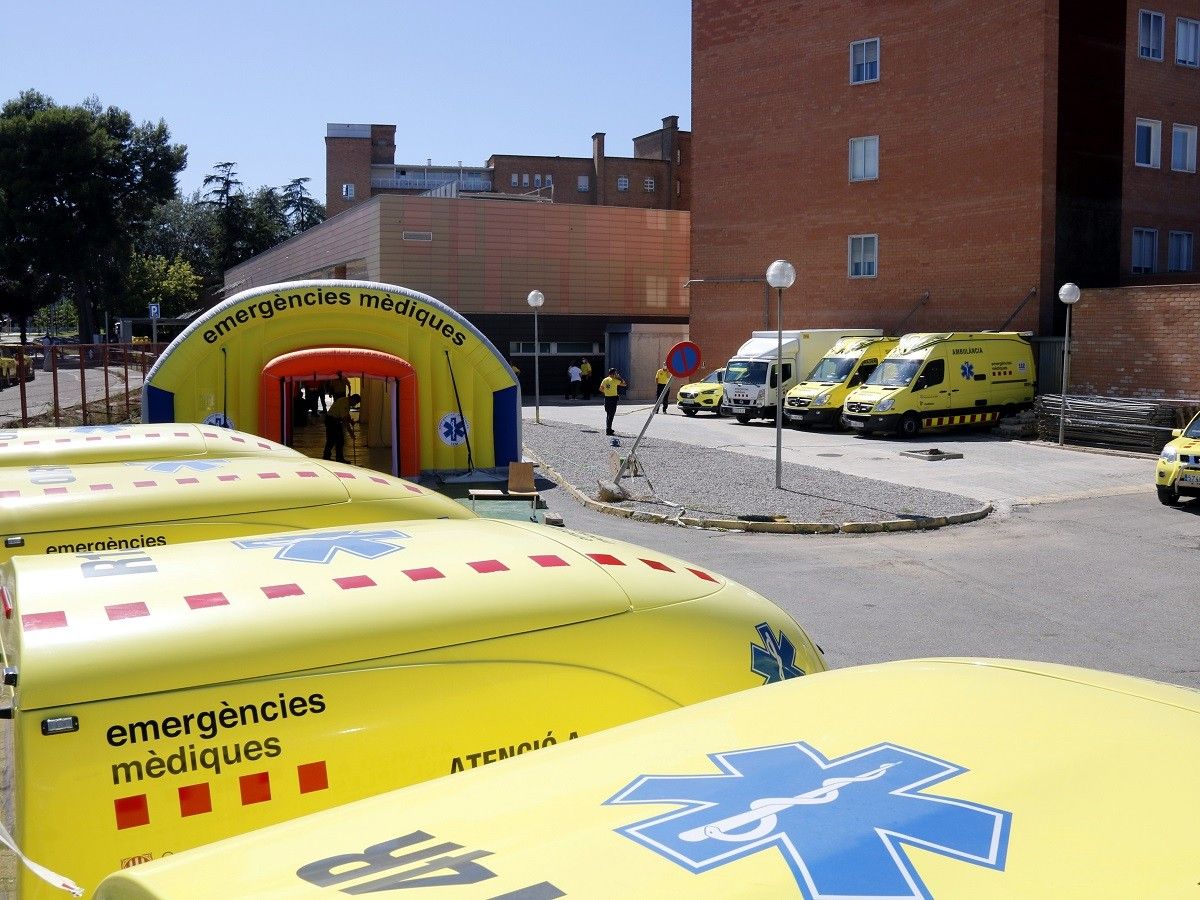 L'hospital de campanya a l'exterior de l'Arnau de Vilanova.