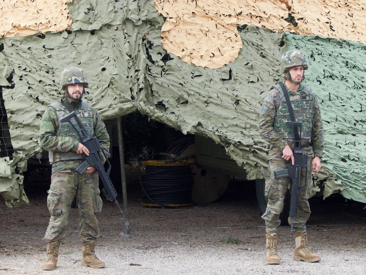 Dos soldats de l'exèrcit espanyol, en unes maniobres militars a Reus .
