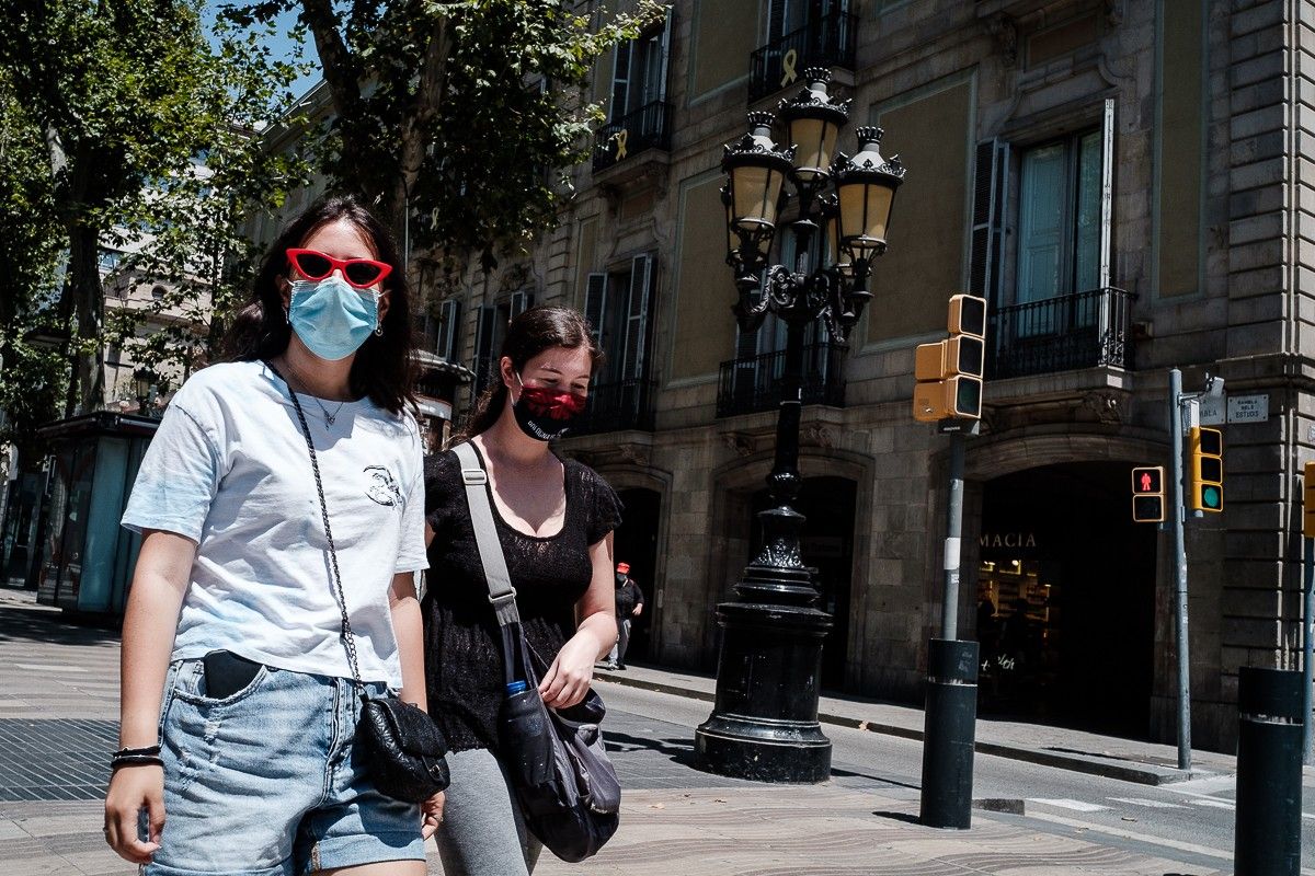 Gent amb mascareta a Barcelona