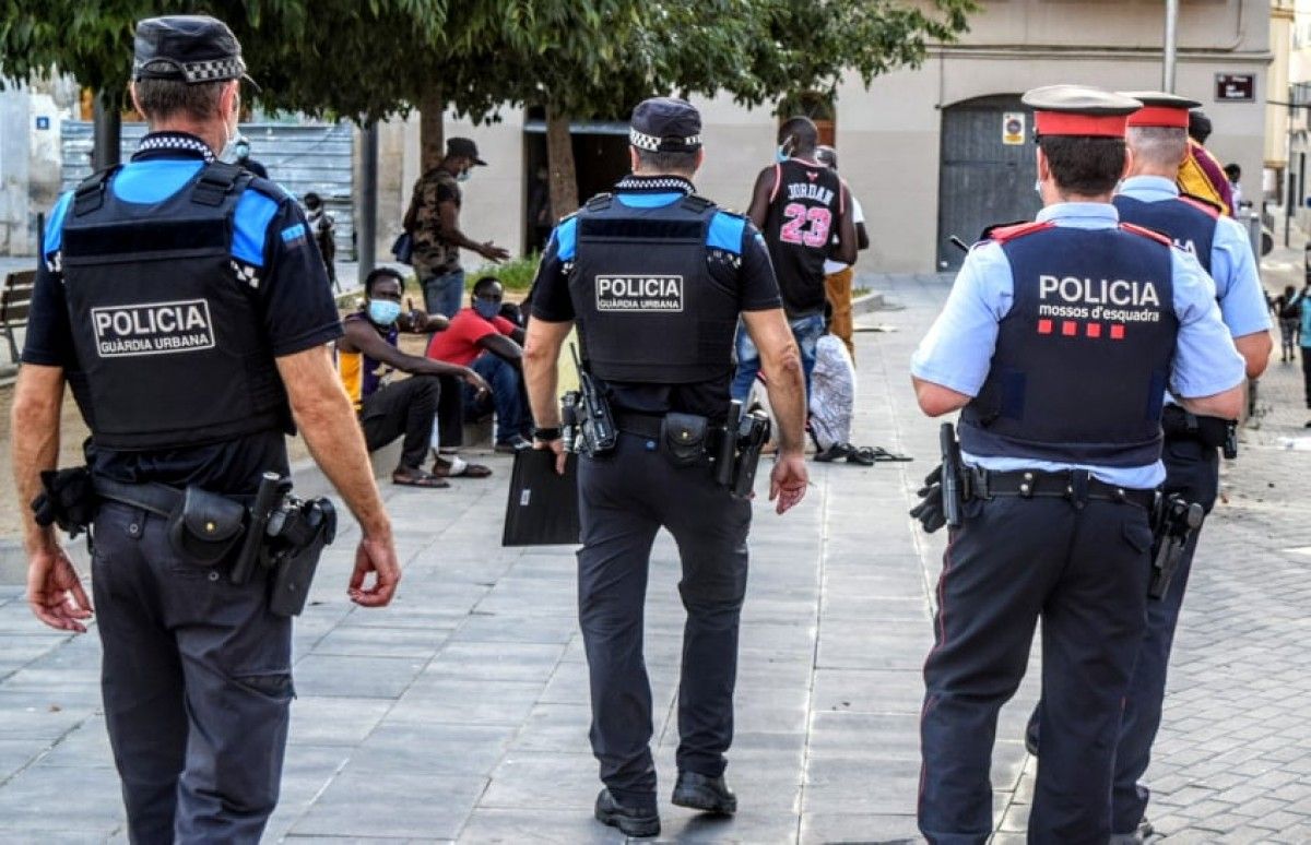La patrulla de mossos i urbana pel centre històric de Lleida