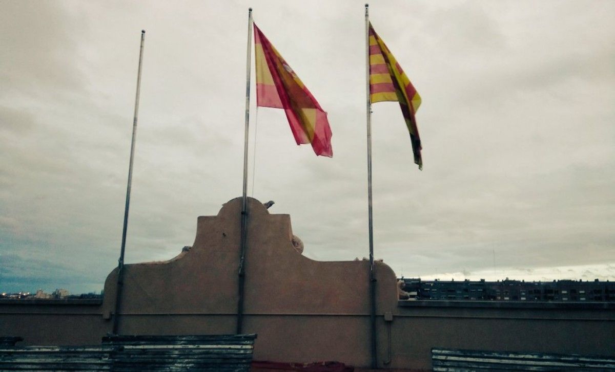 Imatge dels tres pals de bandera sense la de Lleida
