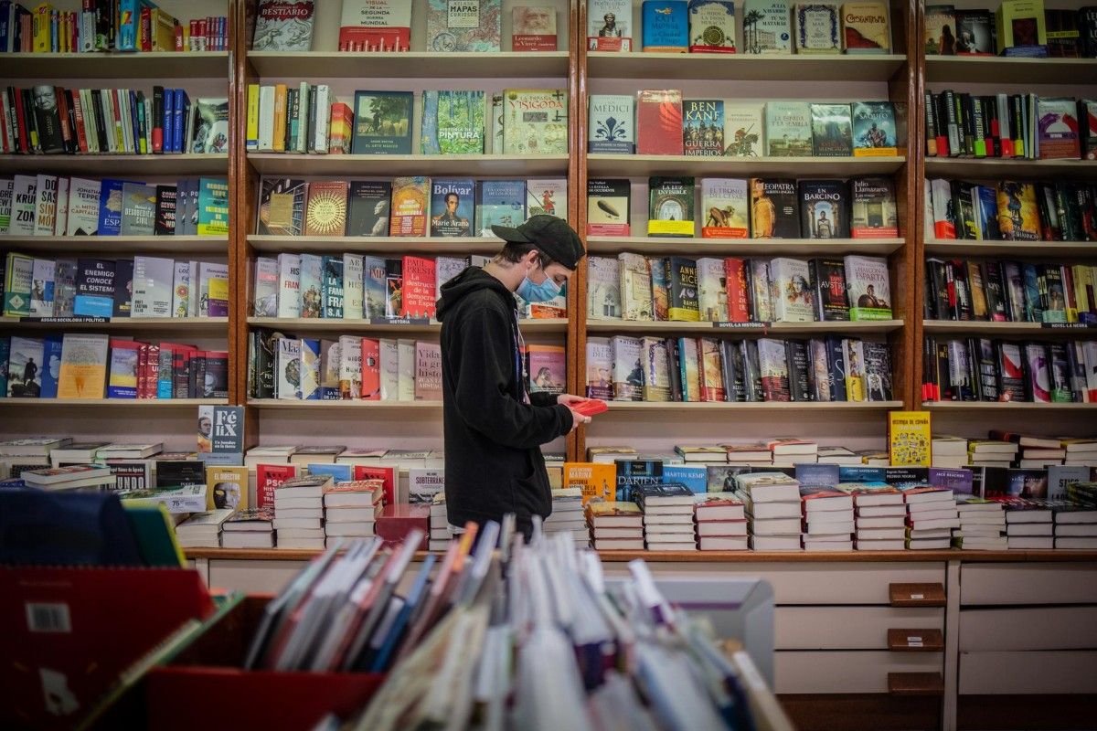 Imatge d'un noi en una llibreria