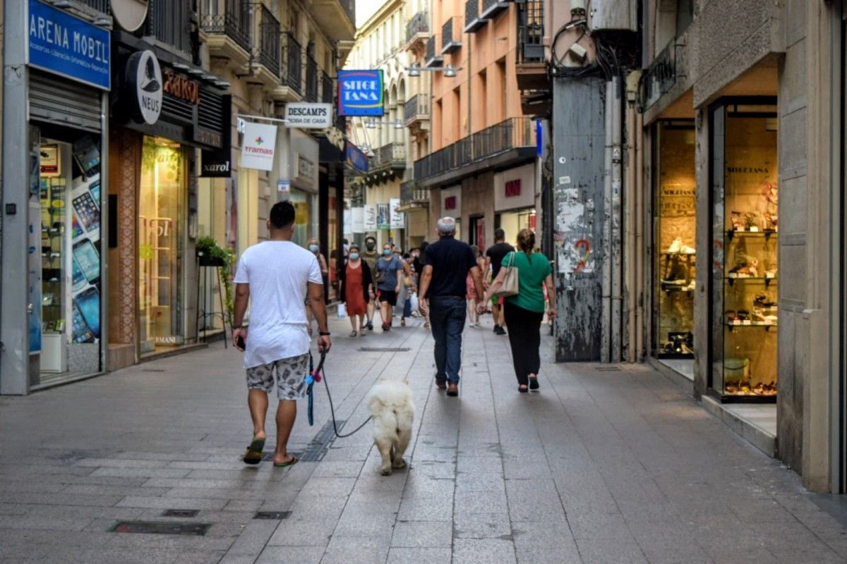Persones passejant amb mascareta per l'Eix Comercial de Lleida