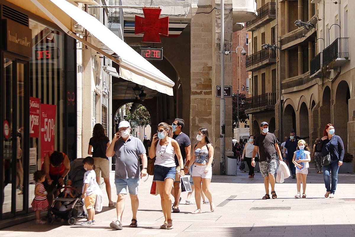 Persones passejant amb mascareta per l'Eix Comercial de Lleida. 