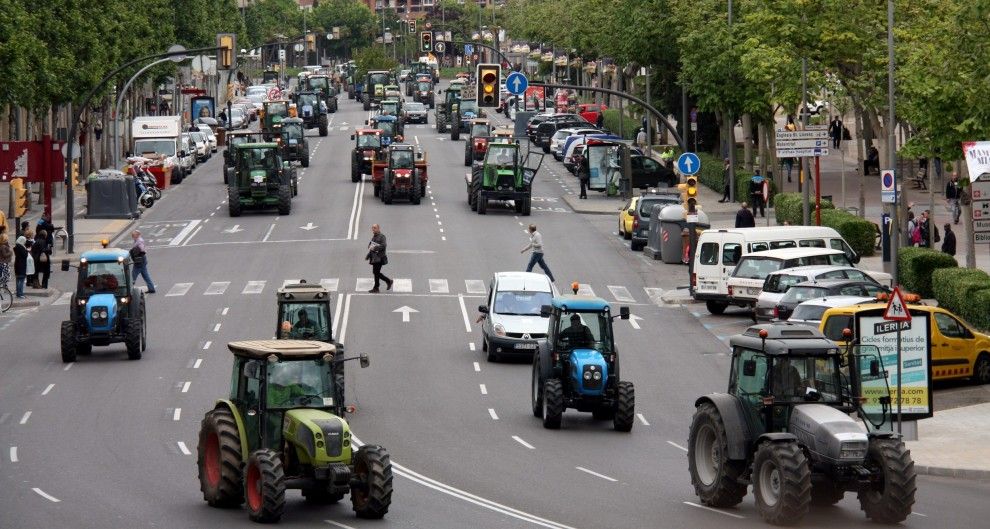 Imatge general de la Rambla d'Aragó de Lleida amb desenes de tractors 