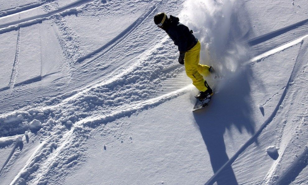 Un jove practicant snowboard