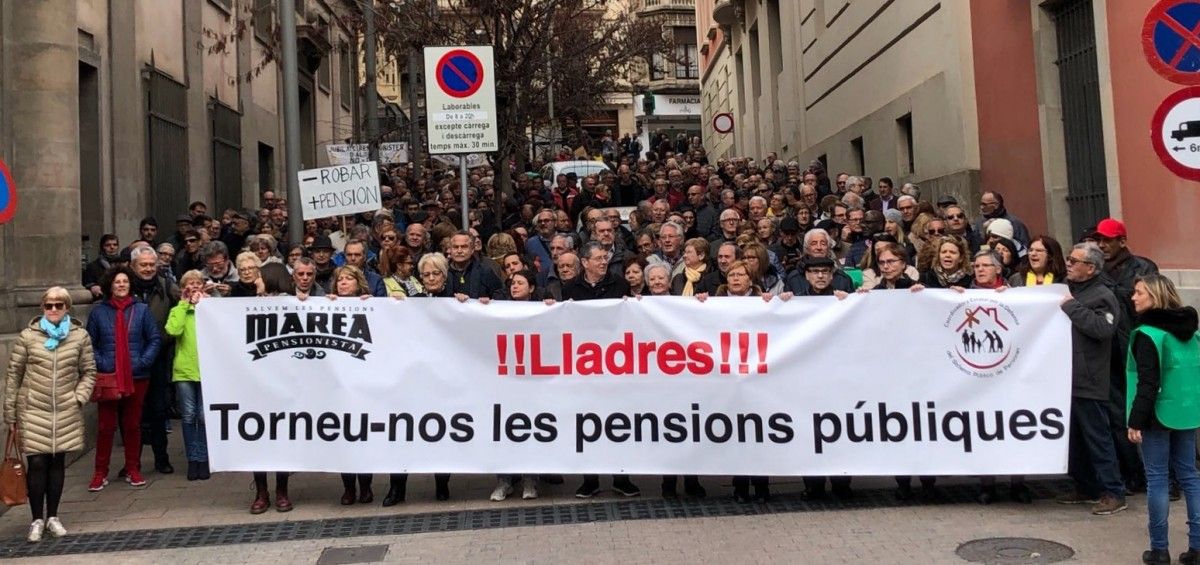 Desenes de persones s'han manifestat contra les precàries pensions 