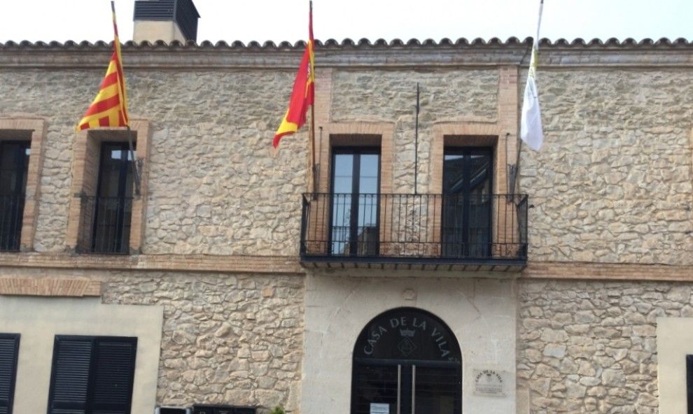 La bandera espanyola llueix a Montoliu de Lleida