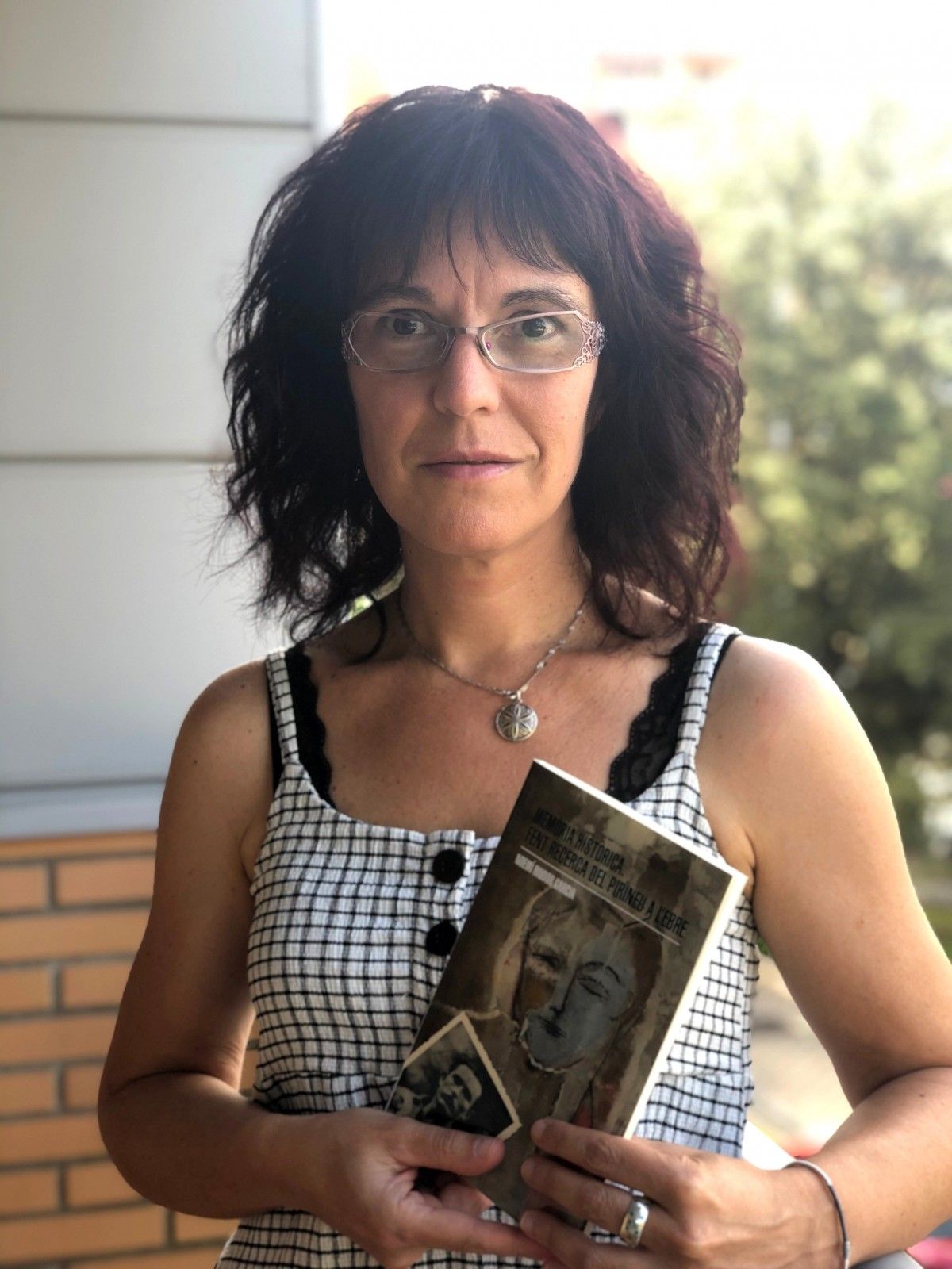 La historiadora Noemí Riudor amb el llibre 'Memòria històrica. Fent recerca del Pirineu a l'Ebre' a les mans.