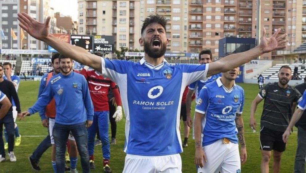 Molo, celebrant la classificació del Lleida pel play-off