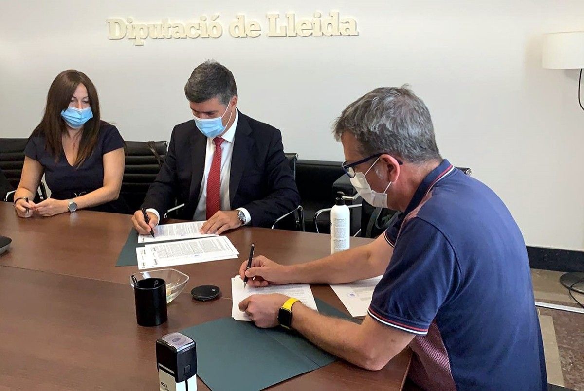 El president de la Diputació de Lleida, Joan Talarn, durant la signatura del préstec de 10 MEUR amb Cajamar Caja Rural,