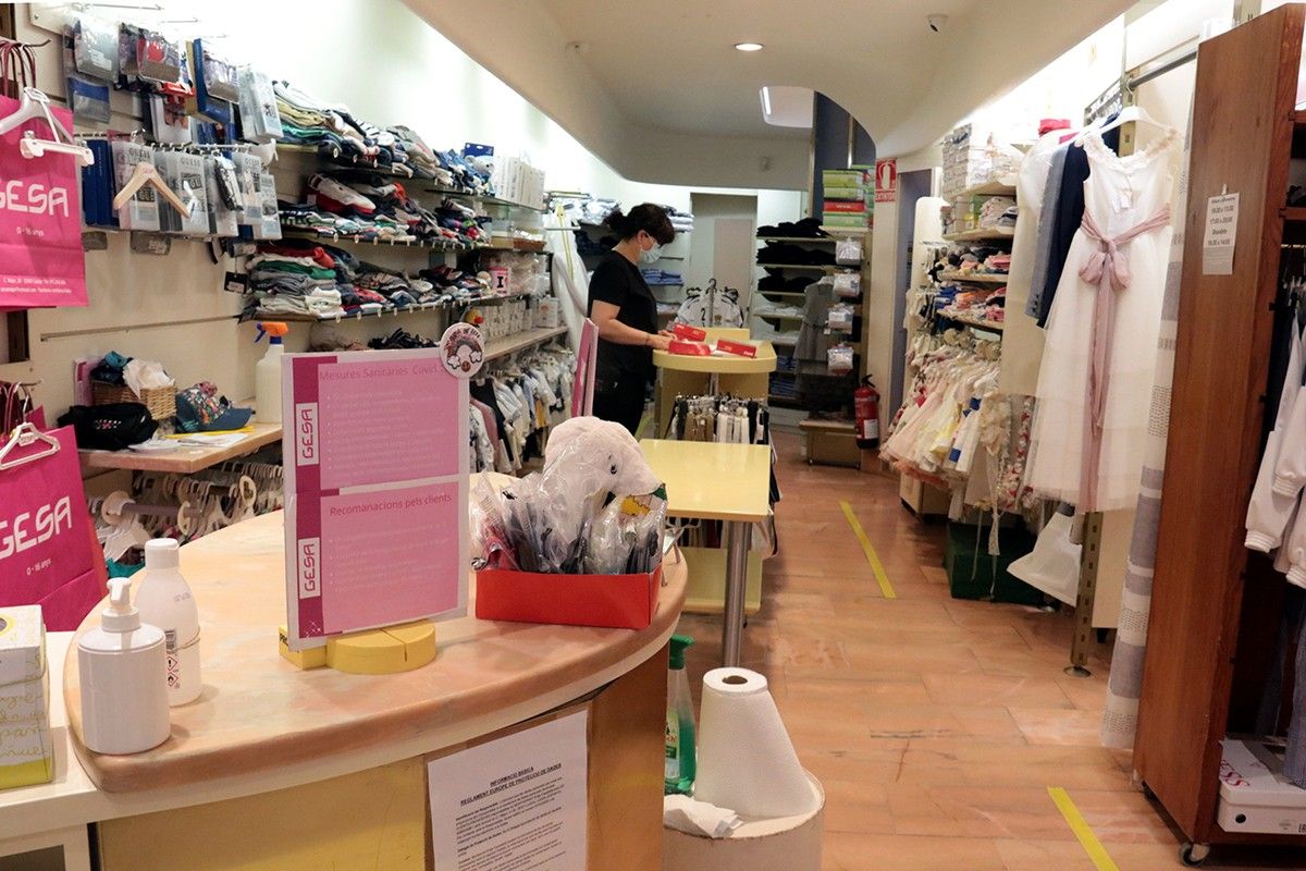 Imatge de l'interior d'una botiga de roba infantil de l'Eix Comercial de Lleida.