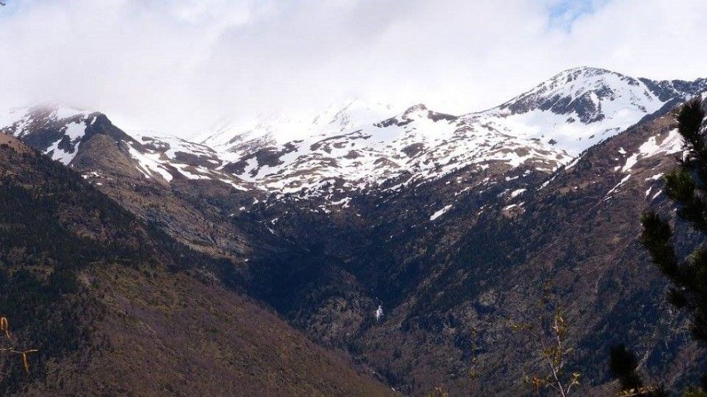 Els pics del Pirineu encara gaudeixen de grans quantitats de neu