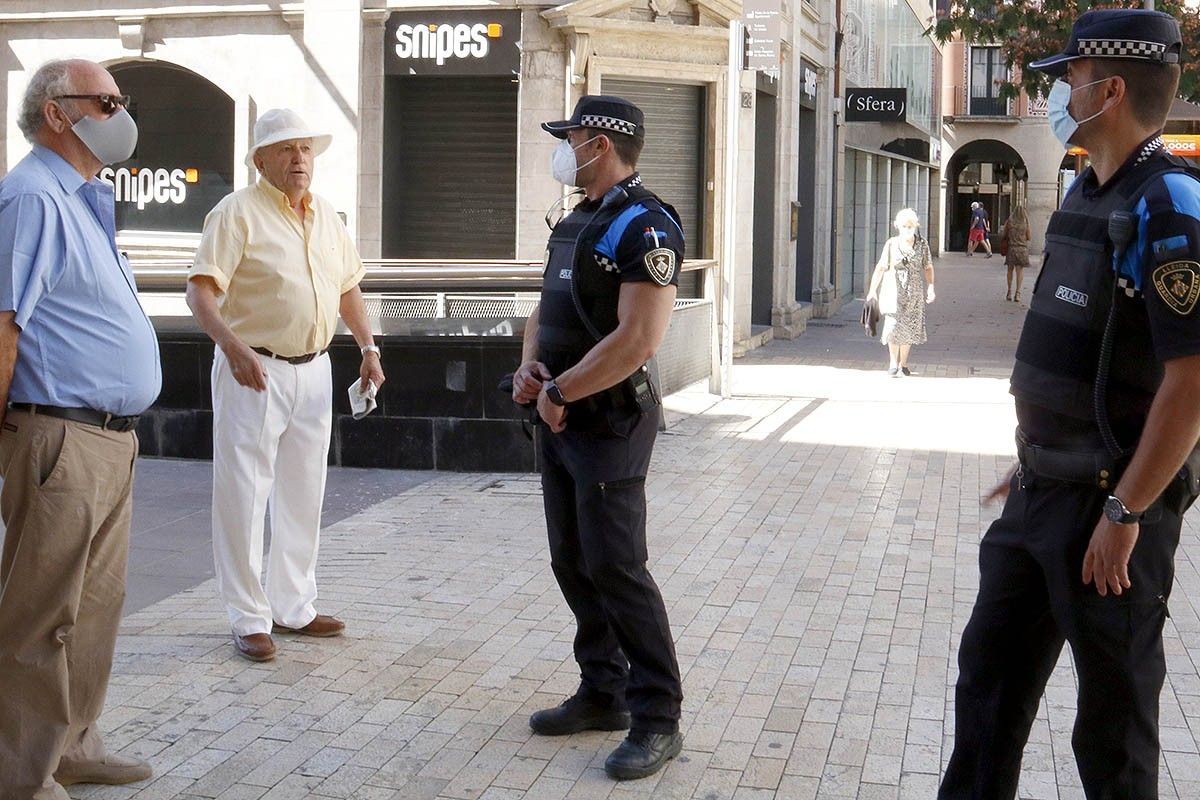 Agents de la Guàrdia Urbana patrullen pee l'Eix Comercial de Lleida per controlar que es compleixin les mesures de seguretat.