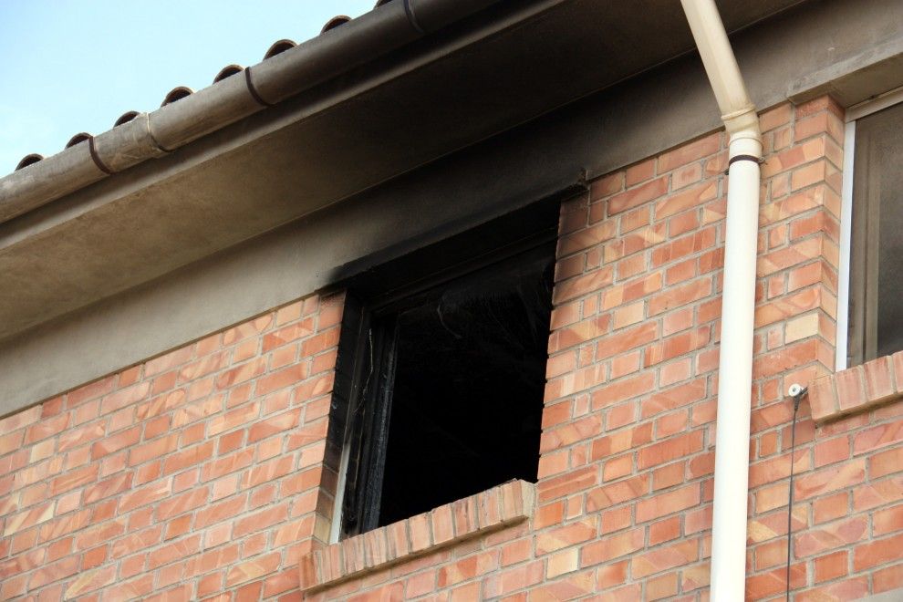 Imatge d'una finestra de la casa incendiada