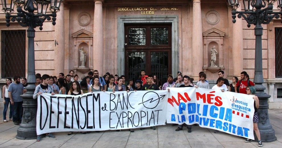 Els manifestants amb cartells davant la subdelegació del govern 