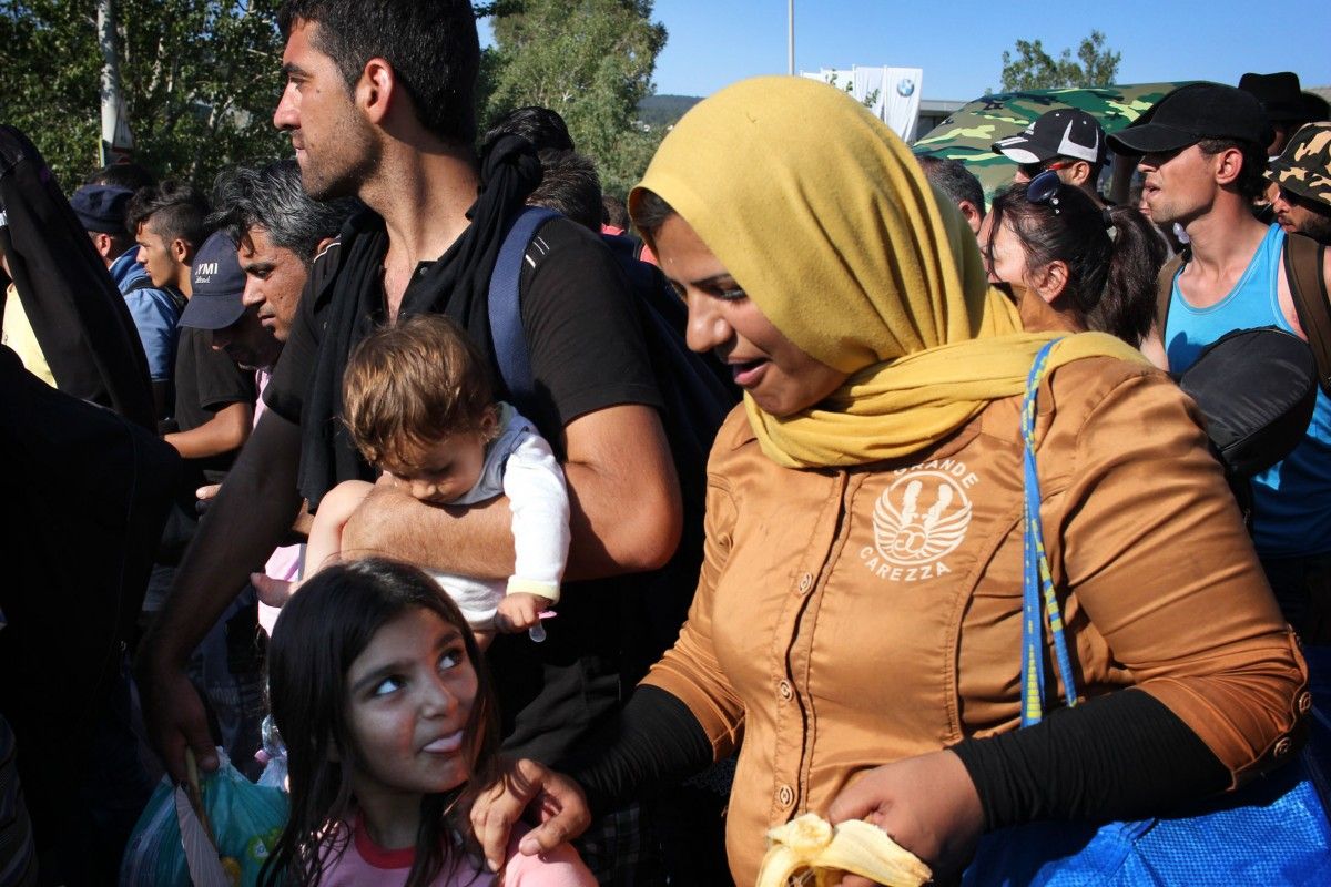 Milers de famílies caminen juntes cap a la frontera amb Àustria
