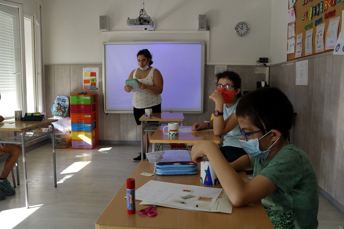 Diversos alumnes a l'escola especial Alba de Tàrrega, en una aula fent activitats.