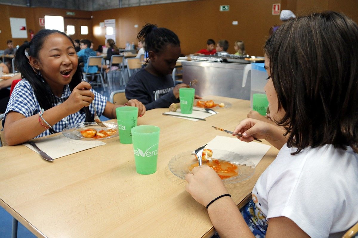 Alumnes de l'escola Valeri Serra de Bellpuig, dinant al menjador escolar que s'ha reubicat al gimnàs del centre per mantenir distàncies.