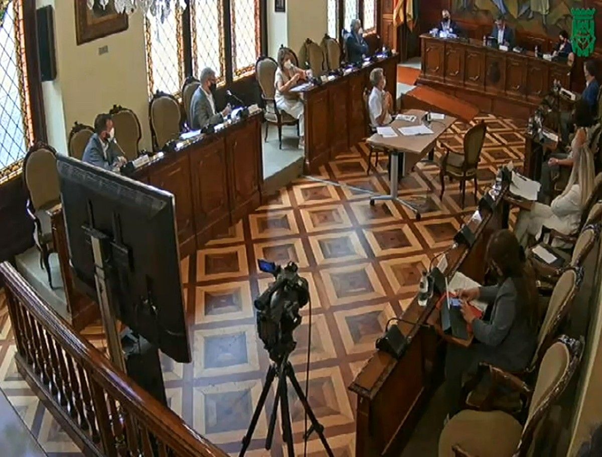 Captura de pantalla d'un moment de la retransmissió de Ple de la Diputació de Lleida del mes de setembre, que s'ha celebrat de forma híbrida, amb alguns diputats a la sala i els altres de forma telemàtica.