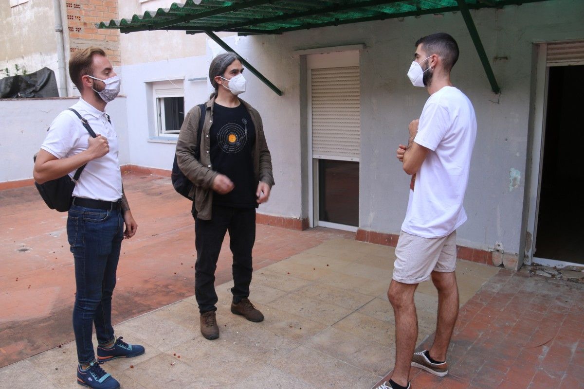 El tinent d'alcalde de la Paeria de Lleida, Sergi Talamonte, i el regidor de Joventut, Ignasi Amor, amb Enric Morros, un dels impulsors d'Obrim Portes per l'Habitatge Social, en un dels pisos de la Mariola.