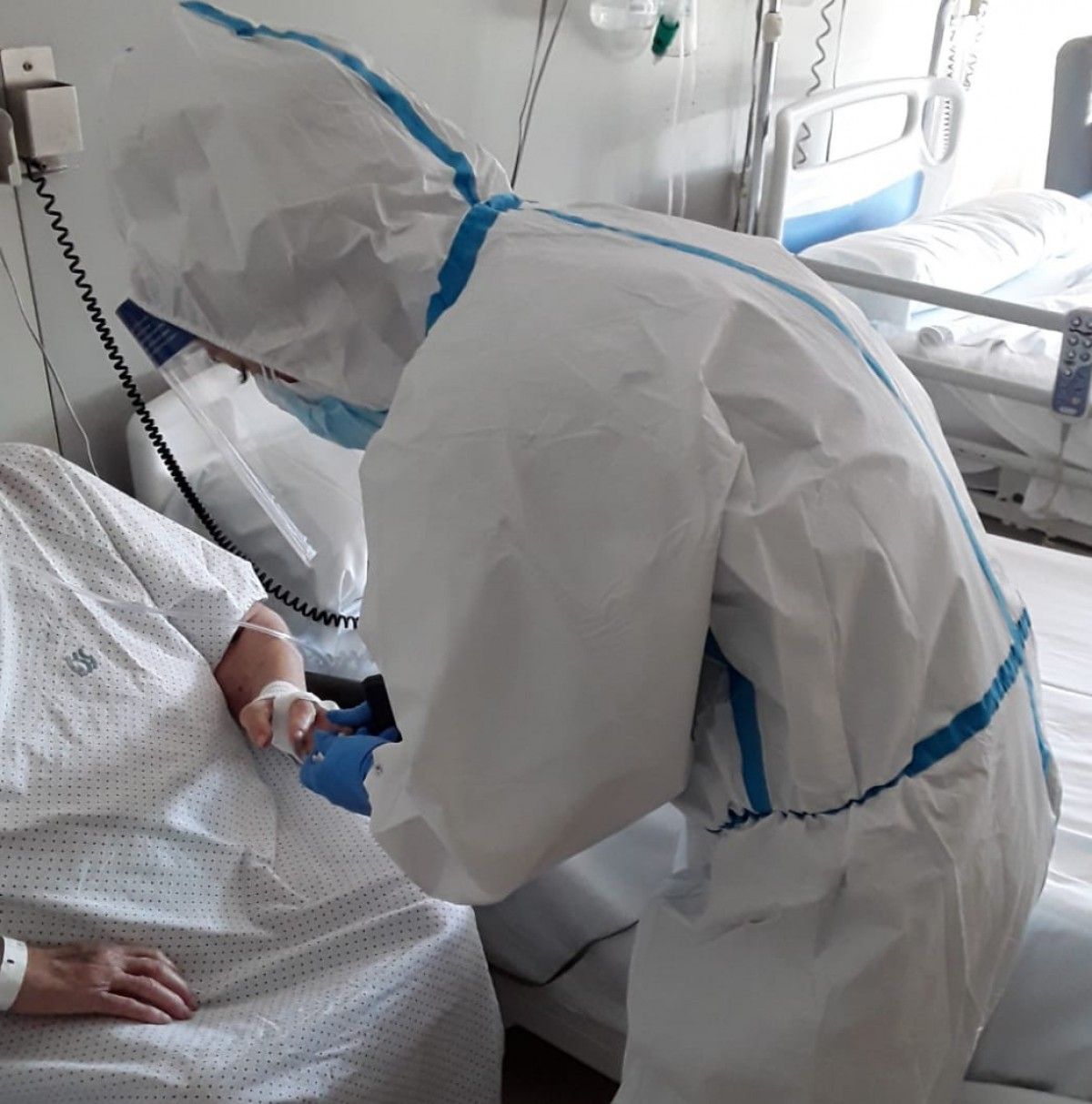 Un metge de l'Hospital Universitari Santa Maria de Lleida, atenent una pacient amb la Covid-19.