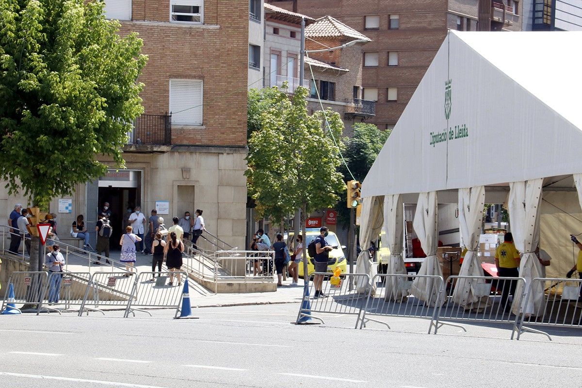 Cues al CAP Prat de la Riba de Lleida, on s'ha instal·lat una carpa per tractar casos Covid.