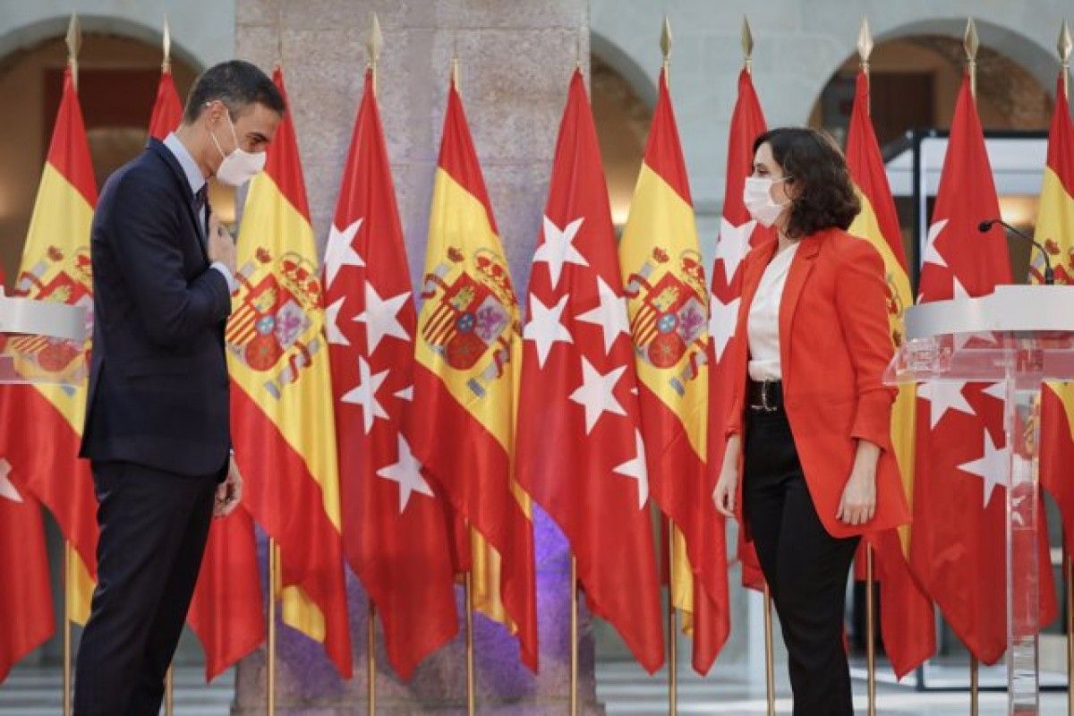 El president espanyol, Pedro Sánchez, i la presidenta madrilenya, Isabel Díaz Ayuso, en la seu de la comunitat.