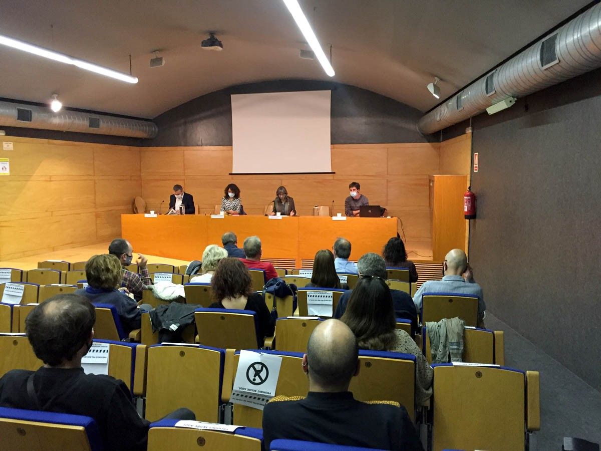 Pla general de la presentació de l'estudi sobre l'estat de les fosses als Cementiris de Lleida.