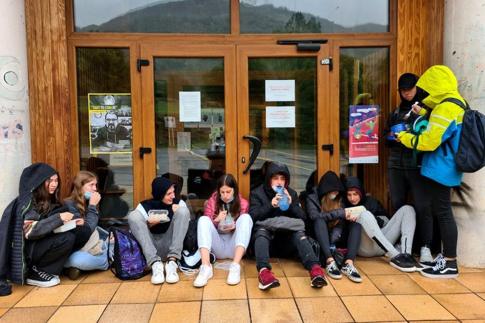 Els joves dinant a la porta de l’Arxiu Comarcal del Pallars Jussà