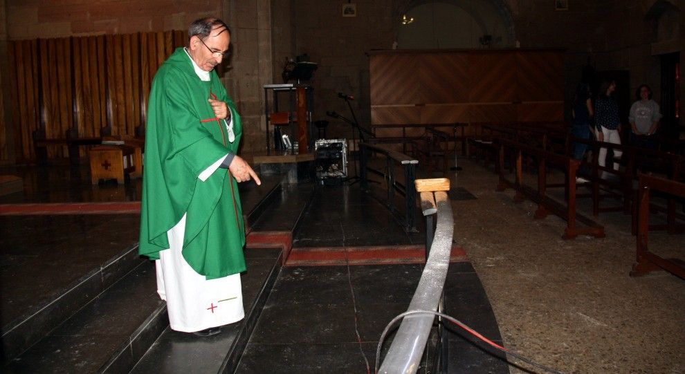 El rector de la parròquia d'Almenar, mostrant alguns desperfectes