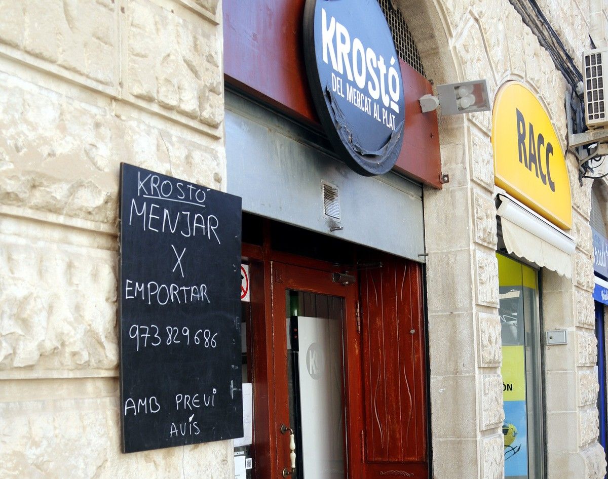 Un bar a Mollerusa, tancat al públic i oferint menjar per emportar