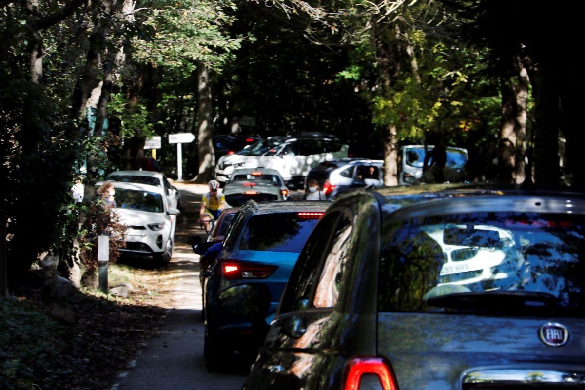 Cotxes intentant arribar a l'aparcament del pantà de Santa Fe durant un cap de setmana