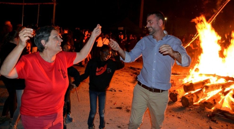 El conseller de Cultura, Santi Vila, ballant una dansa tradicional 