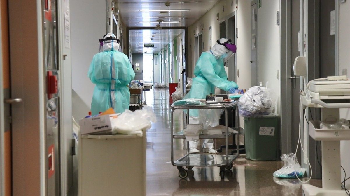 Sanitaris treballant en un hospital 