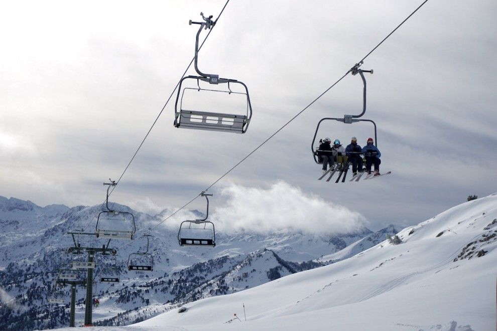 Esquiadors en un telecadira a Baqueira 