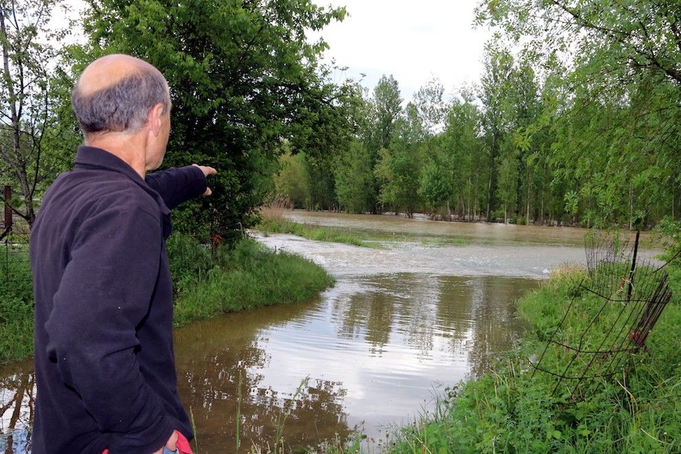 Un pagès indica la zona inundada per l’aigua a Guàrdia de Noguera