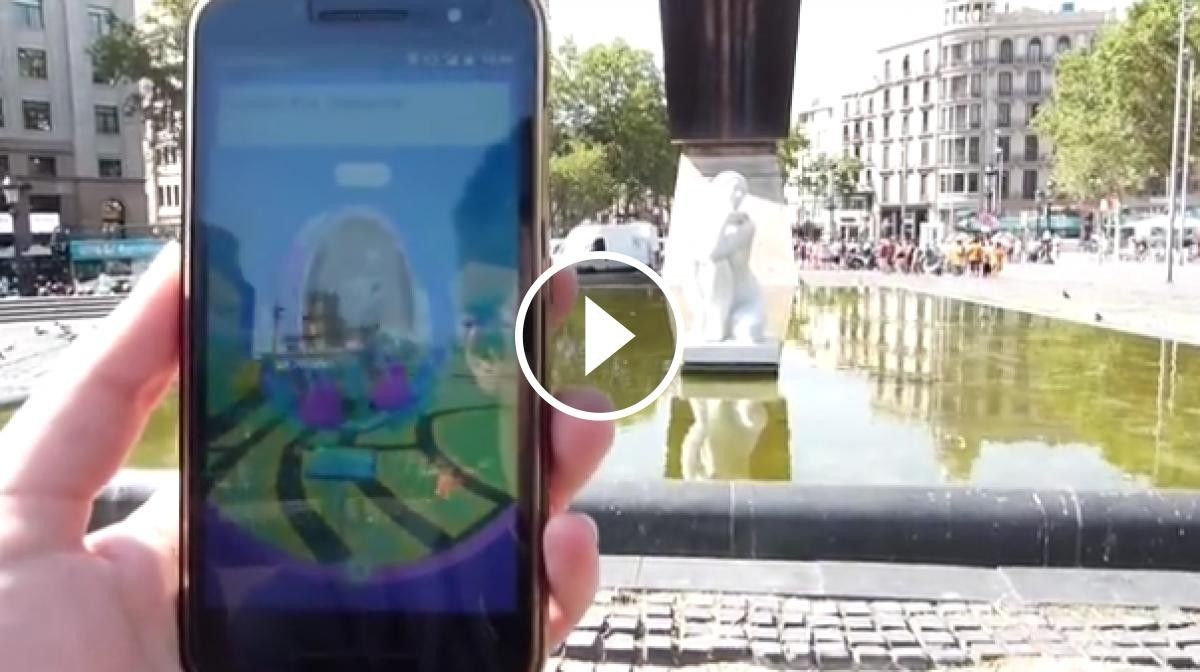 Vídeo d'un jugador de «Pokémon Go» al centre de Barcelona
