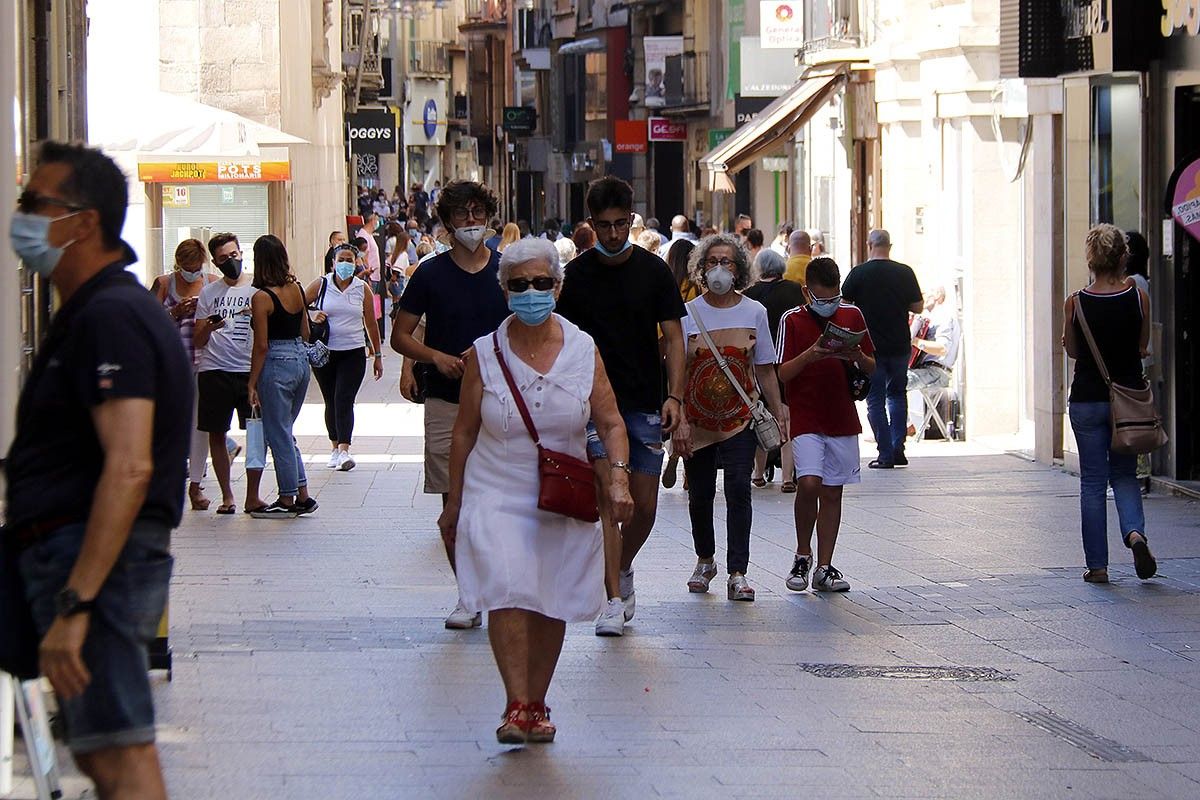 Persones passejant pel carrer Major de Lleida