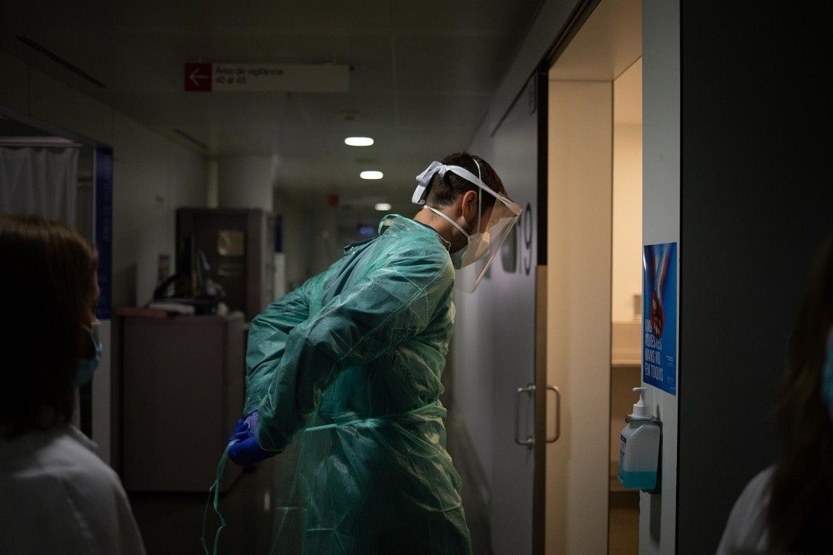 Un metge entrant a una habitació a l'Hospital Sant Pau de Barcelona