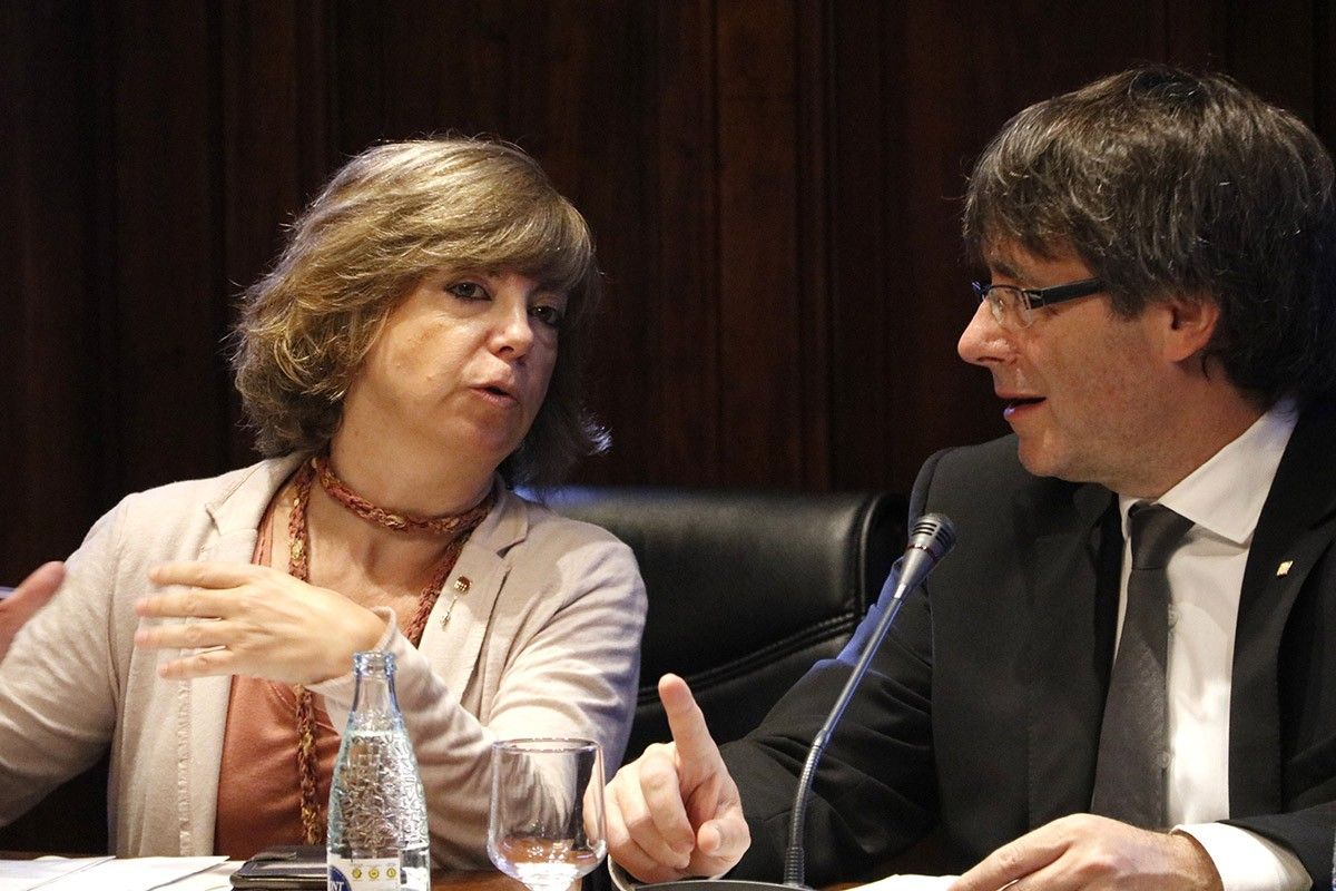 La consellera Borràs, conversant amb el president de la Generalitat, Carles Puigdemont