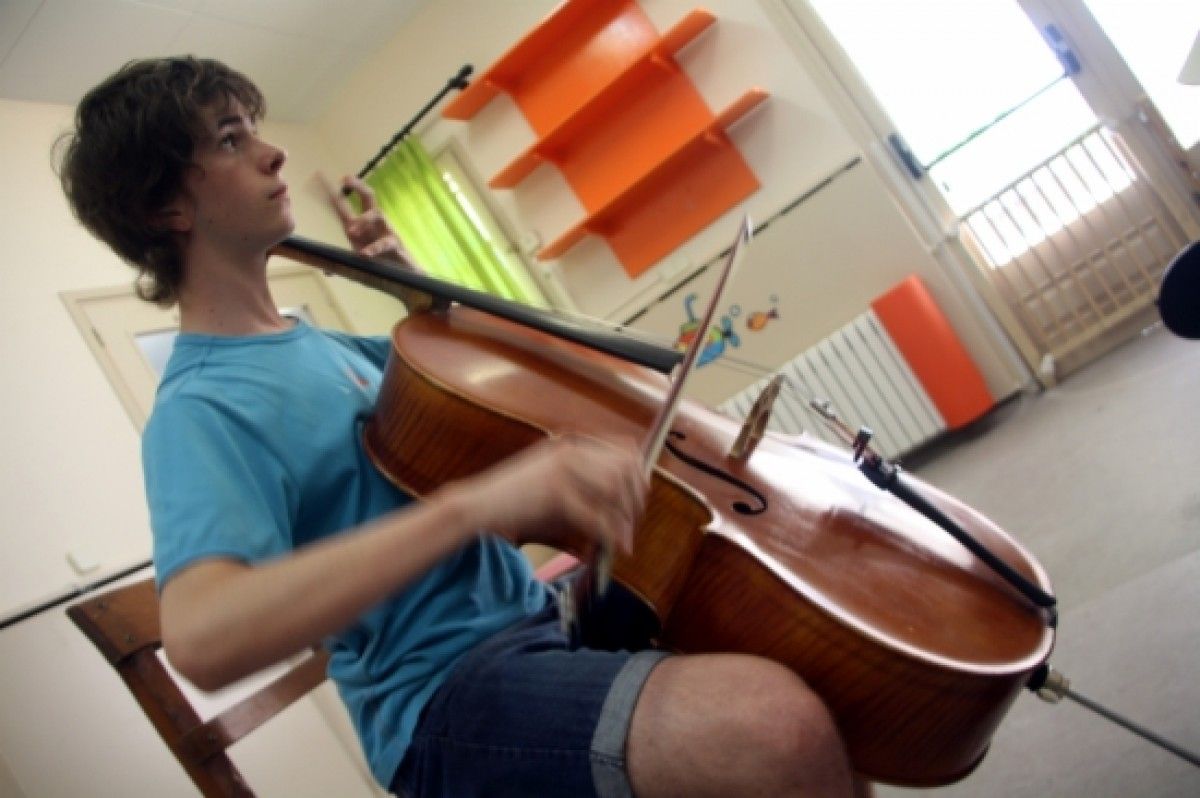 Un alumne de l'AIMS toca el violoncel 