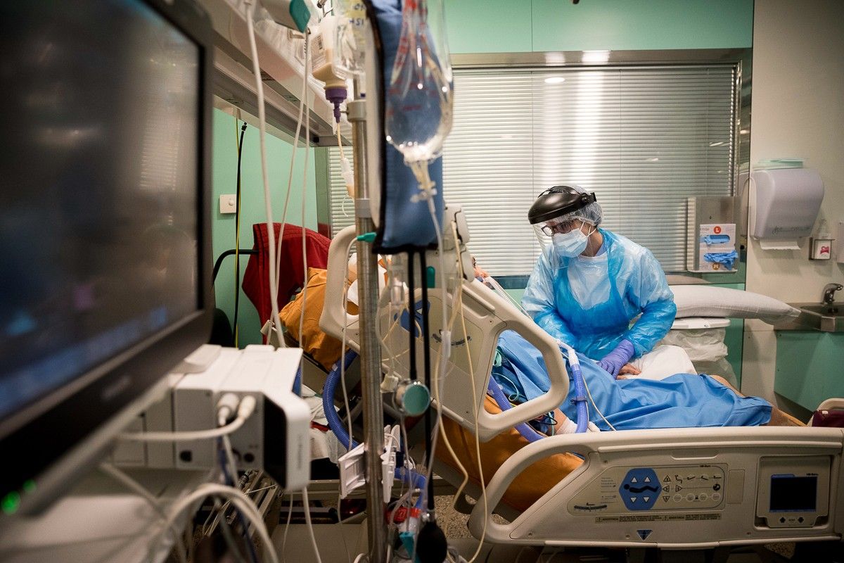 Una infermera atenent un pacient a la UCI a Vic