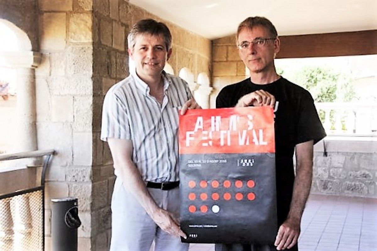 El director de l'AIMS, Peter Thiemann, i l'alcalde de Solsona, David Rodríguez, amb el cartell de la 15a edició del festival