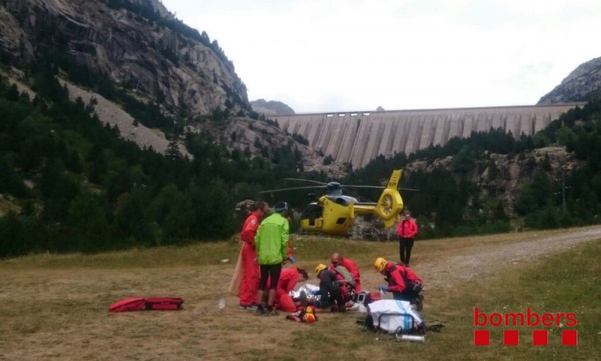 Els equips d'emergències amb l'excursionista accidentat 