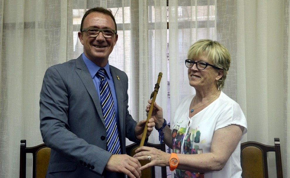 Lluís Oliva entregant el bastó d'alcalde a Inés Moré, que el substituirà