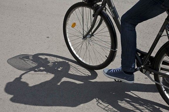 Imatge d'un home amb bicicleta