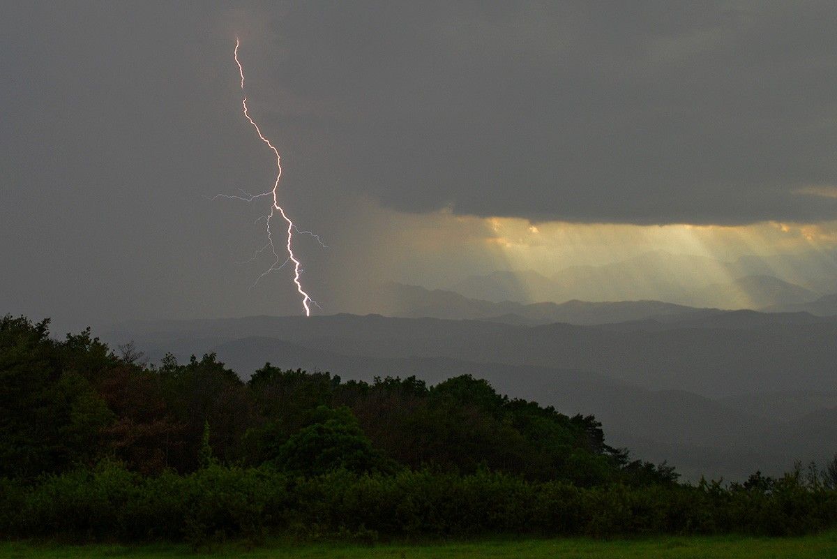 Imatge d'una tempesta amb un llamp