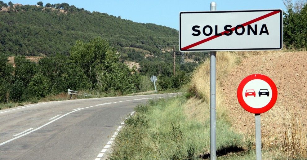 La carretera LV-4241 amb un cartell de Solsona 